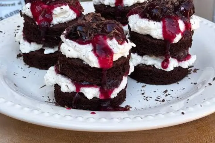 Fresh chocolate and cream cakes